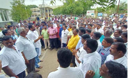 திருமலாபுரம் தலைவர் மீது நடவடிக்கை எடுக்கக்கோரி  ஊராட்சி செயலாளர்கள் காத்திருப்பு போராட்டம்