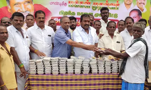 நலத்திட்ட உதவிகள் வழங்கி கொண்டாட்டம்