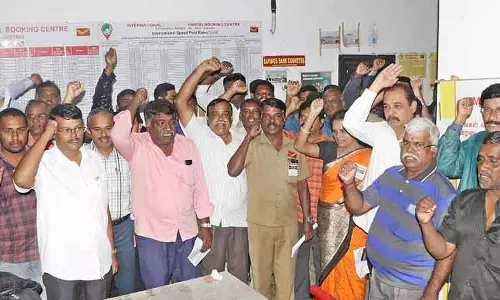 தபால் ஊழியர்கள் ஆர்ப்பாட்டம்