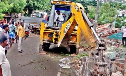 கடலூரில் ஆக்கிரமிப்பு வீடு, கடைகள் இடித்து அகற்றம் கடலூரில் ஆக்கிரமிப்பு வீடு, கடைகள் இடித்து அகற்றம்