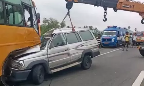 வாழப்பாடி அருகே கார் மீது தனியார் மகளிர் கல்லூரி பஸ் மோதல் - ஒருவர் பலி வாழப்பாடி அருகே கார் மீது தனியார் மகளிர் கல்லூரி பஸ் மோதல் - ஒருவர் பலி