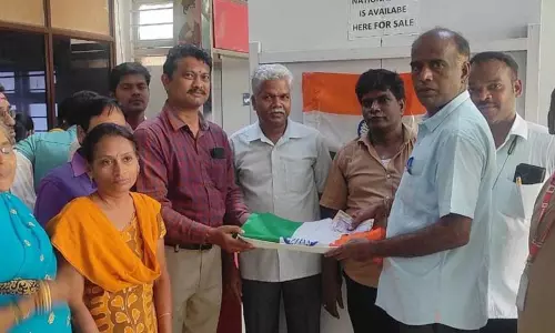 தபால் நிலையங்களில் தேசிய கொடி விற்பனை