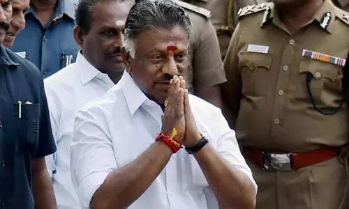 பெரியகுளம் பண்ணை வீட்டில் ஓ.பன்னீர்செல்வத்துடன் சேலம் அ.தி.மு.க. நிர்வாகிகள் திடீர் சந்திப்பு பெரியகுளம் பண்ணை வீட்டில் ஓ.பன்னீர்செல்வத்துடன் சேலம் அ.தி.மு.க. நிர்வாகிகள் திடீர் சந்திப்பு