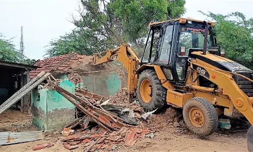 ஆக்கிரமிப்பு வீடுகளில் மின்இணைப்பு துண்டிப்பு ஆக்கிரமிப்பு வீடுகளில் மின்இணைப்பு துண்டிப்பு