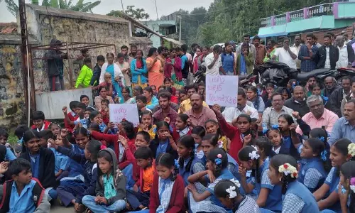 ஏற்காட்டில் கிராம மக்கள் சாலை மறியல் ஏற்காட்டில் கிராம மக்கள் சாலை மறியல்