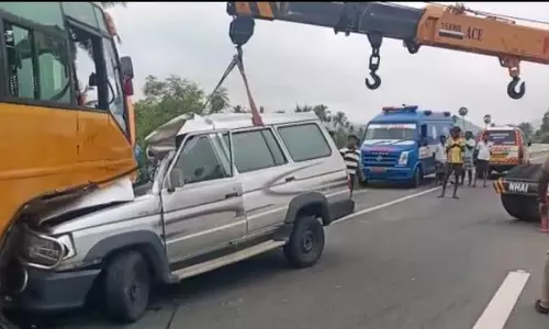 கல்லூரி பஸ்-கார் மோதல் என்ஜினீயர் சாவு கல்லூரி பஸ்-கார் மோதல் என்ஜினீயர் சாவு