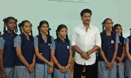 செயற்கைக்கோளின் மென்பொருள் தயாரித்த திருமங்கலம் அரசு பள்ளி மாணவிகள்-அமைச்சர் அன்பில் மகேஷ் பொய்யாமொழி நேரில் வாழ்த்து