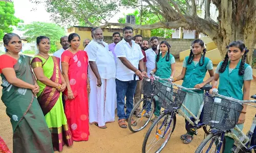 மாணவர்களுக்கு இலவச சைக்கிள்