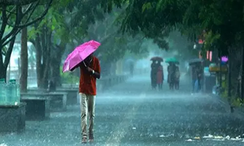 கடலோர, மலைநாடு மாவட்டங்களில் கனமழை: வீடுகளுக்குள் வெள்ளநீர் புகுந்ததால் மக்களின் இயல்பு வாழ்க்கை பாதிப்பு கடலோர, மலைநாடு மாவட்டங்களில் கனமழை: வீடுகளுக்குள் வெள்ளநீர் புகுந்ததால் மக்களின் இயல்பு வாழ்க்கை பாதிப்பு
