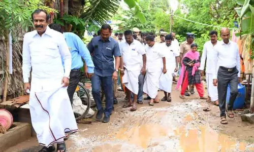 ஈரோடு கருங்கல்பாளையத்தில்  வெள்ளம் சூழ்ந்த பகுதிகளை அமைச்சர் பார்வையிட்டார்;  மாற்று இடம் வழங்குவதாக உறுதி