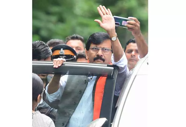 சிவசேனா எம்.பி. சஞ்சய் ராவத்துக்கு மேலும் 4 நாள் அமலாக்கத்துறை காவல்- கோர்ட்டு உத்தரவு சிவசேனா எம்.பி. சஞ்சய் ராவத்துக்கு மேலும் 4 நாள் அமலாக்கத்துறை காவல்- கோர்ட்டு உத்தரவு