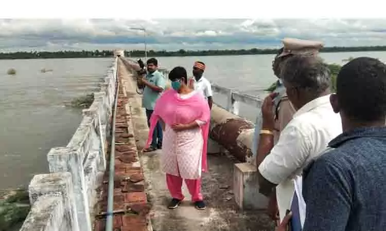 மேட்டூர் அணையில் உபரிநீர் திறப்பு: கொள்ளிட கரையோர மக்களுக்கு வெள்ள அபாய எச்சரிக்கை மேட்டூர் அணையில் உபரிநீர் திறப்பு: கொள்ளிட கரையோர மக்களுக்கு வெள்ள அபாய எச்சரிக்கை