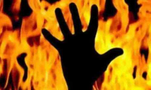 அனகாபுத்தூரில் தீயில் கருகி 7-ம் வகுப்பு மாணவி சாவு - கரையானை அழிக்க முயன்றபோது பரிதாபம் அனகாபுத்தூரில் தீயில் கருகி 7-ம் வகுப்பு மாணவி சாவு - கரையானை அழிக்க முயன்றபோது பரிதாபம்