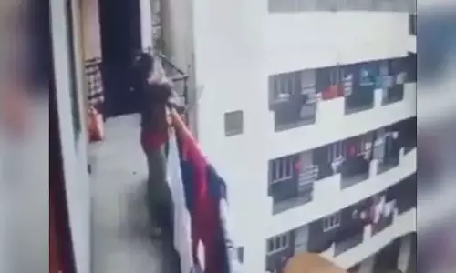 4 வயது மகளை 4 வது மாடி பால்கனியில் இருந்து வீசிய பெண் சிசிடிவி காட்சிகள் 4 வயது மகளை 4 வது மாடி பால்கனியில் இருந்து வீசிய பெண் சிசிடிவி காட்சிகள்