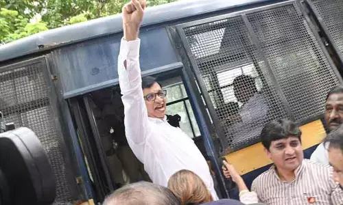 மத்திய அரசை கண்டித்து ராஜ்பவன் நோக்கி பேரணி செல்லமுயன்ற காங்கிரஸ் கட்சியினர் கைது