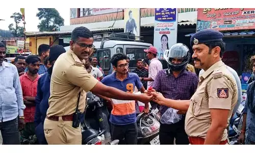 ஹெல்மெட் அணியாமல் வந்த இருசக்கர வாகனஓட்டிகளுக்கு ஹெல்மெட் வழங்கிய போலீசார் ஹெல்மெட் அணியாமல் வந்த இருசக்கர வாகனஓட்டிகளுக்கு ஹெல்மெட் வழங்கிய போலீசார்