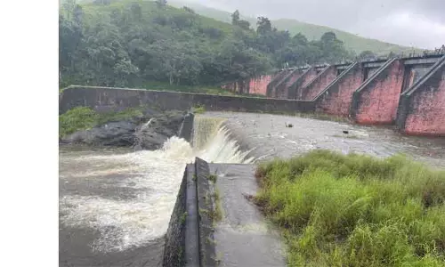 நீர்மட்டம் 137.50 அடியை எட்டியதால் முல்லைப்பெரியாறு அணையில் இருந்து கேரளாவுக்கு உபரிநீர் திறப்பு நீர்மட்டம் 137.50 அடியை எட்டியதால் முல்லைப்பெரியாறு அணையில் இருந்து கேரளாவுக்கு உபரிநீர் திறப்பு