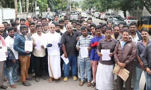 மாட்டிறைச்சி வியாபாரிகள் 2-வது நாளாக போராட்டம்