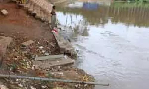 குப்பைகள் நிறைந்த பேரூர் படித்துறை