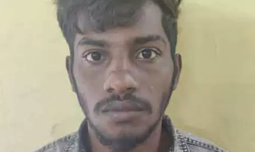 வாலிபரிடம் மோட்டார் சைக்கிள், செல்போன் பறித்த 4 பேர் கைது