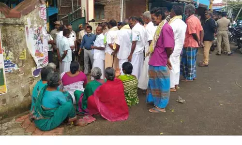 கண்மாய் ஆக்கிரமிப்பை அகற்றக்கோரி  ஒன்றிய அலுவலகத்தை முற்றுகையிட்ட பொதுமக்கள்