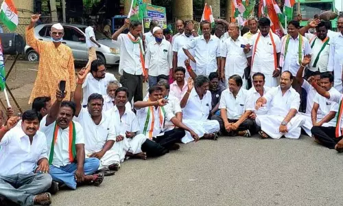 காங்கிரஸ் கட்சியினர் சாலை மறியல்