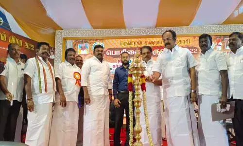 குற்றாலத்தில் சாரல் திருவிழா; அமைச்சர்கள் தொடங்கி வைத்தனர் குற்றாலத்தில் சாரல் திருவிழா; அமைச்சர்கள் தொடங்கி வைத்தனர்