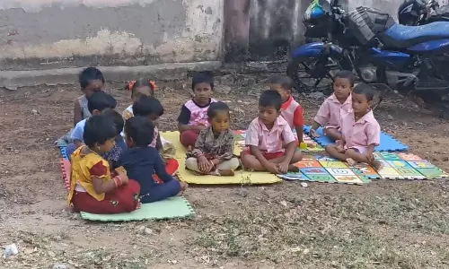 குழந்தைகள் மரத்தடியில் படிக்கும் அவலம் குழந்தைகள் மரத்தடியில் படிக்கும் அவலம்