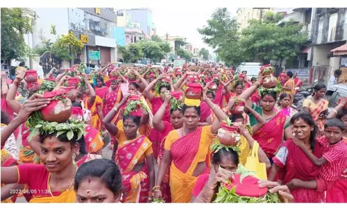 சிதம்பரத்தில்    ஆதிபராசக்தி அம்மன் கோவிலுக்கு பால்குடம் எடுத்து பக்தர்கள் ஊர்வலம்