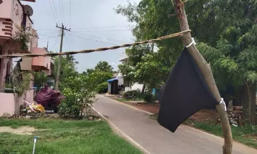 அமைச்சர்கள் வருகைக்கு எதிர்ப்பு தெரிவித்து  வீடுகள் முன்பு கருப்பு கொடியை ஏற்றிய பொதுமக்கள்  பெண்ணாடம் அருகே பரபரப்பு