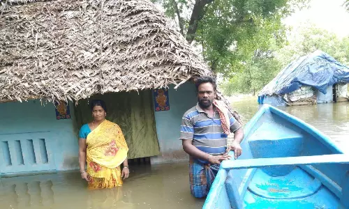 கரையோரம் உள்ள குடியிருப்புகளை வெள்ள நீர் சூழ்ந்தது கரையோரம் உள்ள குடியிருப்புகளை வெள்ள நீர் சூழ்ந்தது