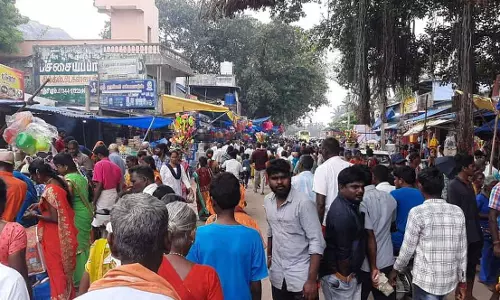 அம்மன் கோவில்களில் பெண்கள் பொங்கல் வைத்து வழிபாடு படவேடு ரேணுகாம்பாள் கோவிலில் பக்தர்கள் குவிந்தனர்