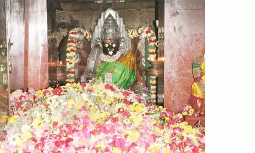 புன்னைநல்லூர் மாரியம்மனுக்கு 5 டன் பூக்களால் அபிஷேகம் புன்னைநல்லூர் மாரியம்மனுக்கு 5 டன் பூக்களால் அபிஷேகம்