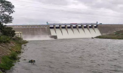 நீர்மட்டம் 102 அடியை எட்டியது: பவானிசாகர் அணையில் இருந்து தண்ணீர் திறப்பு; வினாடிக்கு 20 ஆயிரம் கனஅடி நீர் வெளியேற்றப்படுகிறது நீர்மட்டம் 102 அடியை எட்டியது: பவானிசாகர் அணையில் இருந்து தண்ணீர் திறப்பு; வினாடிக்கு 20 ஆயிரம் கனஅடி நீர் வெளியேற்றப்படுகிறது