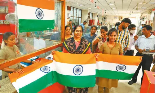 தபால் அலுவலகங்களில் தேசிய கொடி விற்பனை: ரூ.25-க்கு கிடைக்கிறது