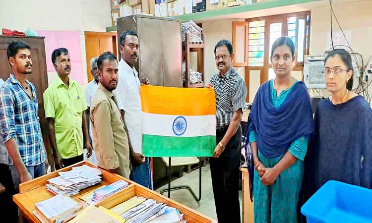 தபால் நிலையத்தில் தேசியக் கொடி விற்பனை தபால் நிலையத்தில் தேசியக் கொடி விற்பனை