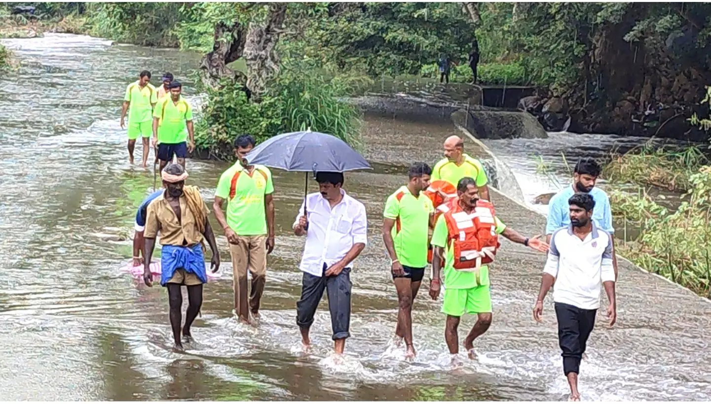 புல்லாவெளி நீர்வீழ்ச்சியில் தவறி விழுந்த என்ஜினீயர் காமராஜர் அணை பகுதிக்கு அடித்து செல்லப்பட்டாரா? தீயணைப்பு படைவீரர்கள் தேடினர்