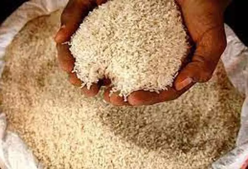 மாவு மில்களில் பதுக்கி வைத்திருந்த ரேஷன் அரிசி, கோதுமை பறிமுதல் மாவு மில்களில் பதுக்கி வைத்திருந்த ரேஷன் அரிசி, கோதுமை பறிமுதல்