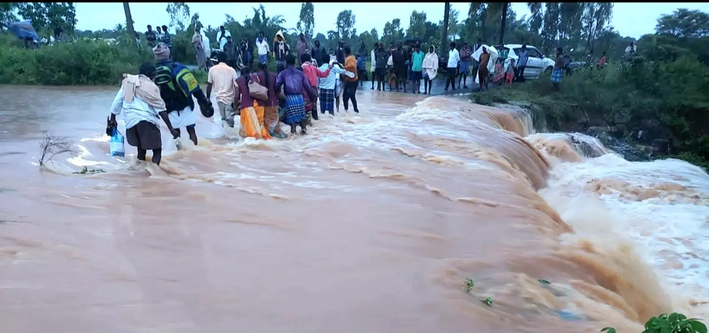 இருசக்கர வாகனத்துடன் தண்ணீரில் அடித்து செல்லப்பட்ட தொழிலாளி இருசக்கர வாகனத்துடன் தண்ணீரில் அடித்து செல்லப்பட்ட தொழிலாளி