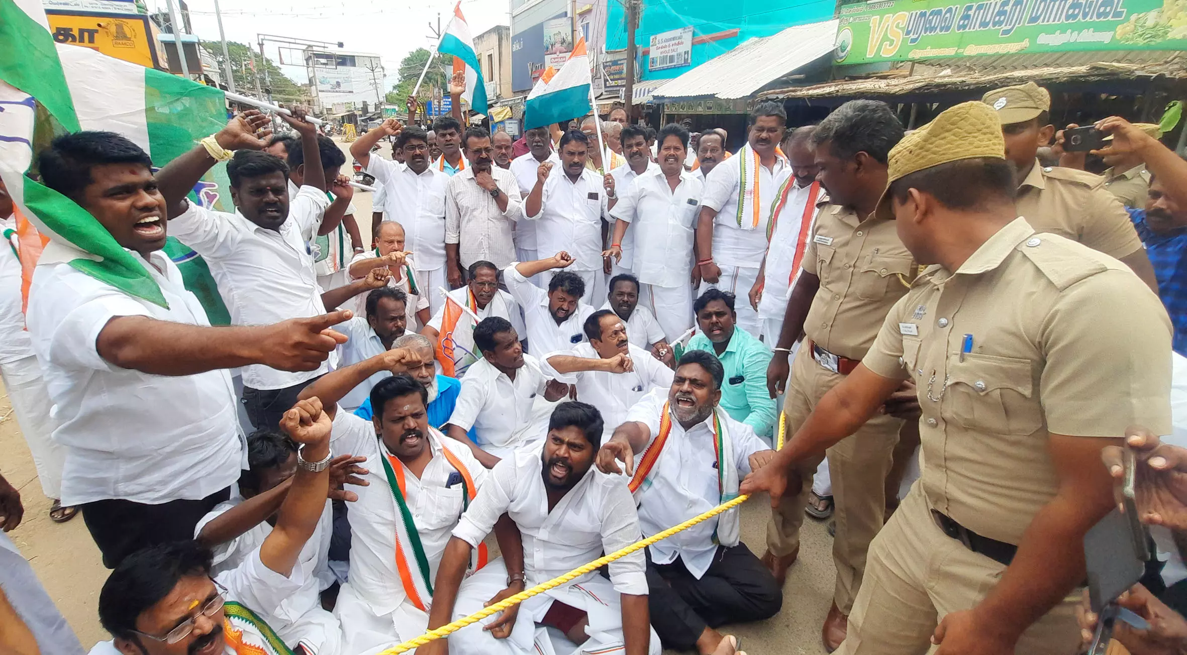 தபால் அலுவலகத்தை முற்றுகையிட்ட காங்கிரஸ் கட்சியினர் 47 பேர் கைது தபால் அலுவலகத்தை முற்றுகையிட்ட காங்கிரஸ் கட்சியினர் 47 பேர் கைது