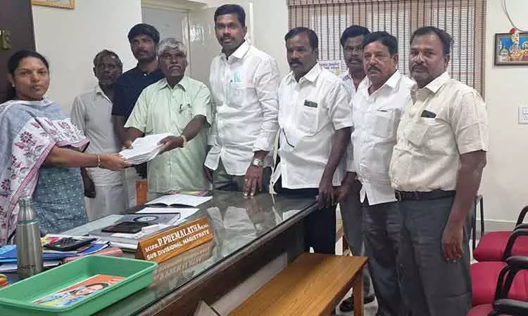 நீர்நிலை ஆக்கிரமிப்பில் உள்ளவர்கள் மாற்று இடம் கேட்டு மனு நீர்நிலை ஆக்கிரமிப்பில் உள்ளவர்கள் மாற்று இடம் கேட்டு மனு