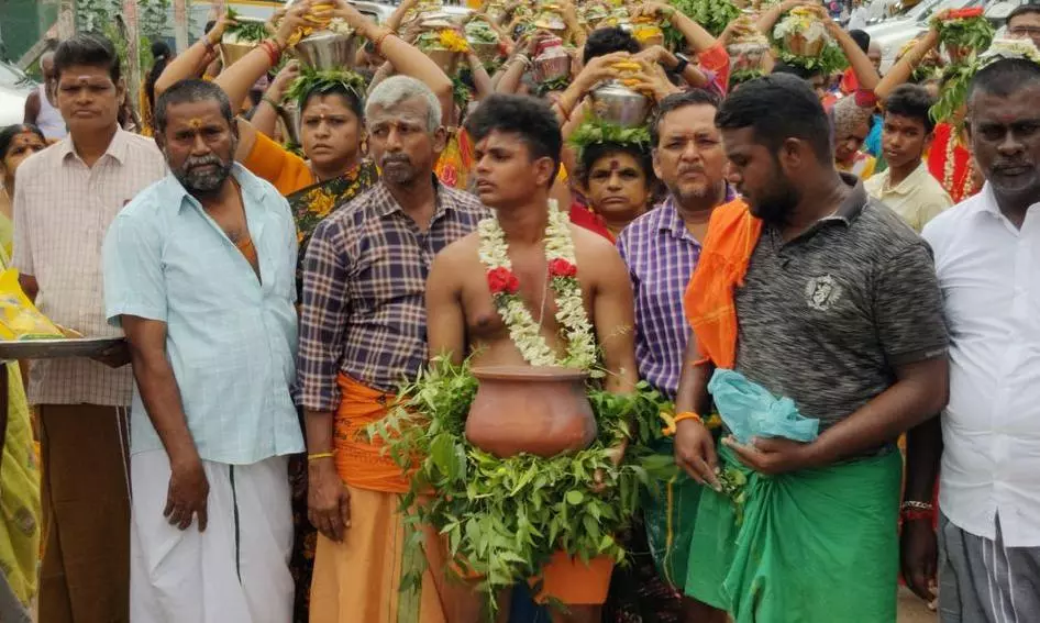 சீர்காழி இரட்டை காளியம்மன் கோவிலில் பால்குட ஊர்வலம் சீர்காழி இரட்டை காளியம்மன் கோவிலில் பால்குட ஊர்வலம்