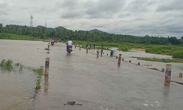 கனமழை காரணமாக தரைப்பாலம் மூழ்கியது கனமழை காரணமாக தரைப்பாலம் மூழ்கியது