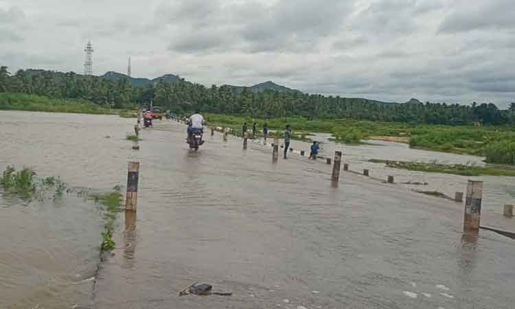 கனமழை காரணமாக தரைப்பாலம் மூழ்கியது