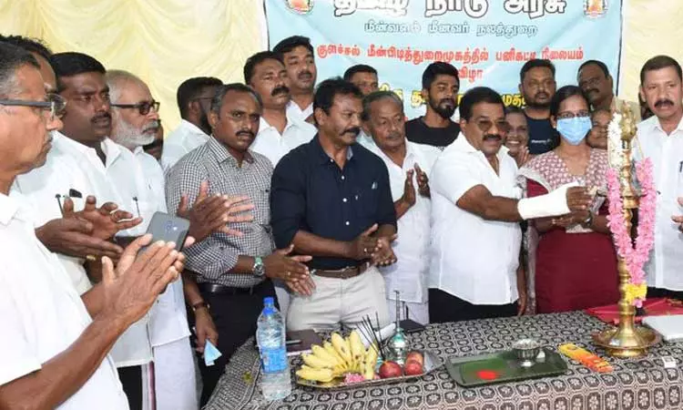 குளச்சல் மீன்பிடி துறைமுகத்தில் ரூ.1½ கோடியில் பனிக்கட்டி உற்பத்தி நிலையம் குளச்சல் மீன்பிடி துறைமுகத்தில் ரூ.1½ கோடியில் பனிக்கட்டி உற்பத்தி நிலையம்