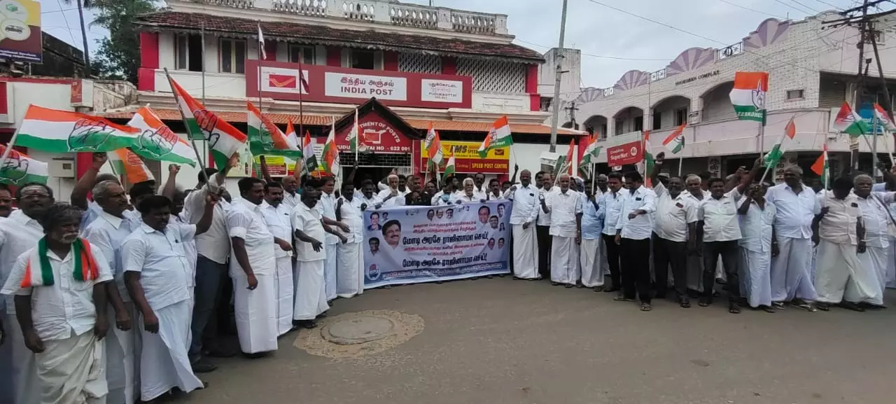தபால் நிலையத்தை முற்றுகையிட்ட காங்கிரஸ் கட்சியினர் தபால் நிலையத்தை முற்றுகையிட்ட காங்கிரஸ் கட்சியினர்