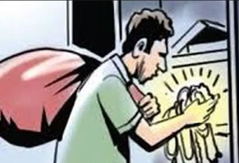 அரசு பஸ் டிரைவர் வீட்டில் 20 பவுன் தங்க நகைகள்-ரூ.1½ லட்சம் திருட்டு அரசு பஸ் டிரைவர் வீட்டில் 20 பவுன் தங்க நகைகள்-ரூ.1½ லட்சம் திருட்டு