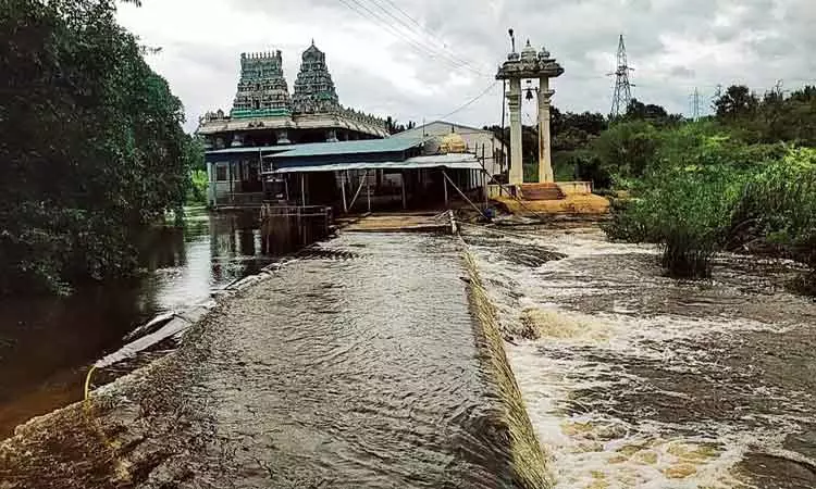 பாலாற்றங்கரை ஆஞ்சநேயர் கோவிலை வெள்ளம் சூழ்ந்தது