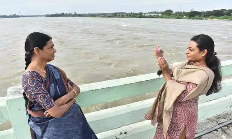 கருங்கல்பாளையத்தில் கரைபுரண்டு ஓடும் காவிரி ஆறு கருங்கல்பாளையத்தில் கரைபுரண்டு ஓடும் காவிரி ஆறு