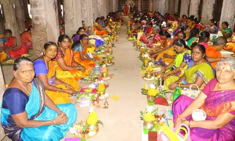 வரலட்சுமி நோன்பையொட்டி நெல்லையப்பர் கோவிலில் சுமங்கலி பூஜை வரலட்சுமி நோன்பையொட்டி நெல்லையப்பர் கோவிலில் சுமங்கலி பூஜை